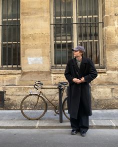 Long Coat Outfit Men Casual, Paris Winter Outfit Men, Men’s Winter Outfit, Men Trench Coat Outfit, French Style Men, Outfits Europa, Fall Italy Outfits, Italy Outfits Men, Men Fashion Trends