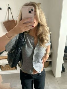 Ootd Black Jeans, Scandinavian Outfit, Grammy Awards Red Carpet, Stockholm Stil, Golden Globes Red Carpet, Winter Inspo, Stockholm Style, Scandinavian Fashion, Foto Ideas Instagram