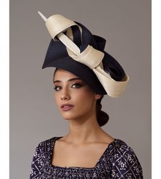 Woman Kentucky derby navy blue hat. The derby fascinator navy blue is decorated with a beautiful dark blue and cream knot and an ivory feather that create an elegant dress hat.  It is a blue wedding hat that we can wear as the groom's mother or guests at a morning wedding creating a very flattering look. Being an inclined wedding fascinator and with an ivory feather gives height and style. If you are going to the horse races you can radiate style and elegance with this blue derby hat on the Kent Horse Race Hats, Hat Feathers, Feathers Wedding, Navy Blue Hat, Royal Ascot Races, Oaks Day, Horse Races, Derby Fascinator, Black Fascinator