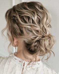 Messy Curly Updo Loose Curly Updo, Curly Wedding Hair, Curly Hair Updo, Up Dos For Medium Hair, Medium Curly Hair Styles