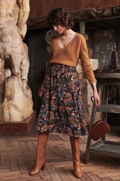 Dark Floral Skirt, Winter Office Wear, Boho Fall Outfits, Skirt Boots, Peplum Tops, Rock Outfit, Skirts With Boots, Boho Fall, Dark Floral