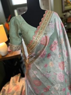 38 size Stitched Floral Digital Print Tissue Organza with Sabyasachi borders Saree| RaniZaver Saree Comes with stitched blouse! The sleeves hav a few gatherings at the shoulder and show buttons at the sleeve end. Please check the blouse design carefully before placing order. Fall, Pico and Tassles are done! Sleeve length : 11 inches Blouse length : 14.5 inches Bust : 38 inches with margin will go upto 42 Opening : BACK Padded : YES Please message seller with any queries. WhatsApp : 512.694.1893 NOTE: Slight variation in color possible due to how the camera captures the color. Colors and texture show differently in daylight vs indoor lights. Make sure you FAVOURITE my shop to get notified when new items are added!! Sabyasachi Floral Saree, Festive Fitted Pre-draped Saree With Printed Border, Elegant Cotton Silk Pre-draped Saree With Embroidered Border, Elegant Cotton Silk Pre-draped Saree With Border, Wedding Pre-draped Saree With Printed Border, Elegant Pre-draped Saree With Printed Border For Designer Wear, Anarkali Blouse Piece With Embroidered Border For Reception, Designer Pre-draped Saree With Printed Border, Designer Pre-draped Fitted Saree With Printed Border