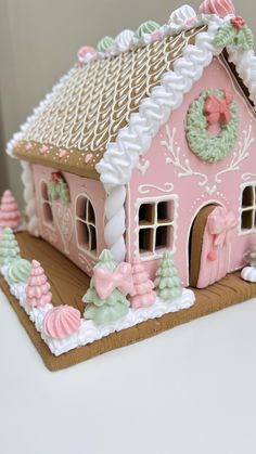 Ceramic Christmas Houses Painted, Pink And White Gingerbread House, Cute Easy Gingerbread House Ideas, Gingerbread House Ceramic, Ginergerbread House, Fun Gingerbread House Ideas, Mini Gingerbread House Ideas, Girly Gingerbread House, A Frame Gingerbread House