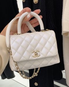 Coco Chanel Purses Handbags, Chanel Coco Handle Mini, White Hand Bag, White Chanel Bag, Chanel Coco Handle, Coco Handle, Chanel Collection, Chanel Mini