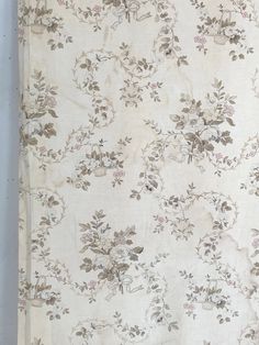 an old wallpaper with flowers and vines on it