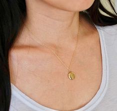 Gold Locket Necklace With Round Pendant For Everyday, Gold Round Pendant Locket Necklace For Everyday, Gold Locket Necklace With Birthstone, Round Locket Necklace, Gold Locket Necklace, Round Locket, Necklace Flower, Gold Locket, Brown Box