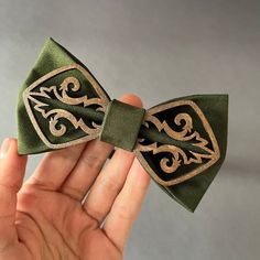 Olive bow tie Enchanted forest wedding bowtie Groomsmen bowties The bow tie set is packaged in a kraft present box with a bow and is ready to be given. Made of natural cotton fabric. This bow tie one of the kind! Size bow tie 4,5 x 2,5 inch ( 11,5 x 6,5 cm) Neck 14 - 20,5 inch (35,5 - 52 cm ) The size of the neck is adjustable Size pocket square 10 x 10 inch (25 x 25cm) Elegant Green Bow Tie For Father's Day, Green Bow Tie For Father's Day Gift, Green Satin Bow For Gifts, Father's Day Gift Green Bow Tie, Green Bow With Bow Tie Back For Gift, Elegant Green Bow For Gifts, Elegant Green Bow As A Gift, Dapper Butterfly Knot Bow As Gift, Bowtie Groomsmen