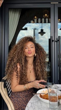 Highlights Curly Hair, Big Curly Hair, Colored Curly Hair, Hair Inspo Color, Long Curly Hair, Curly Girl, Afro Hairstyles, Big Hair