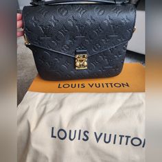 Louis Vuitton Metis Pochette Noir. Black. Shoulder Bag Used In Really Food Conditions Black Monogram Canvas Satchel With Removable Pouch, Black Monogram Canvas Top Handle Satchel, Black Monogram Canvas Satchel With Top Handle, Elegant Black Monogram Canvas Satchel, Black Monogram Canvas Satchel With Gold-tone Hardware, Designer Black Flap Bag With Top Carry Handle, Formal Black Monogram Canvas Bag, Black Satchel With Branded Hardware For Everyday Luxury, Designer Black Satchel Flap Bag