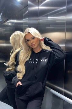 Black Hair Balayage, Light Blonde Hair, Blonde Hair Shades, Foto Poses, Hair Shades, Hooded Top