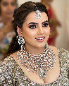 Mirror Reception, Peach Makeup Look, Light Eye Makeup, Reception Makeup, Pastel Color Dress, Shiny Makeup, Heavy Jewelry, Smokey Eye Makeup Look, Light Makeup Looks