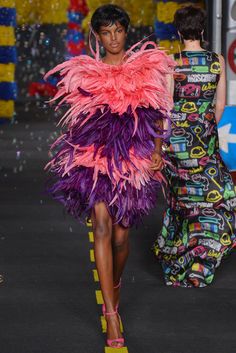 Moschino Spring/Summer 2016 Ready-To-Wear Dolly Fashion, Spring Summer Fashion Trends, 2016 Fashion Trends, Catwalk Fashion, Weird Fashion, Couture Runway, Spring Fashion Trends, Summer Fashion Trends, 2016 Fashion