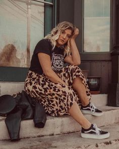 Saia midi com tênis: versatilidade e estilo para diferentes momentos Sneaker Plus Size Outfit, Plus Minimalist Fashion, Plus Size Edgy Outfits Summer, Curve Fashion Outfits, Plus Size 2023 Fashion, Plus Size Summer Outfits 2022, Fall Plus Size Outfits 2023, Summer Plus Size Outfits 2023, Plus Size Spring Fashion 2023