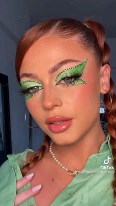 Creative Fairy Costume, Festival Eye Makeup Tutorial, Rhinestone Butterfly Makeup, Colorful Makeup Ideas Eyeshadows, Fairy Make Up Halloween, Fairy Butterfly Makeup, Rave Fairy Costume, Fairy Makeup For Halloween, Rave Make Up Ideas