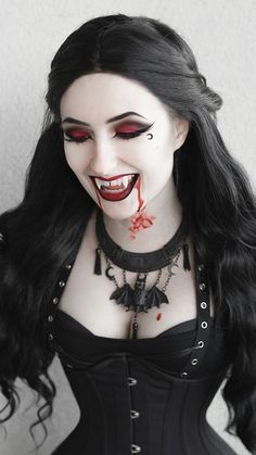 Vampire Hair, Vampire Fashion, Creepy Halloween Costumes, Creepy Halloween Makeup, Halloween Beauty, Female Vampire