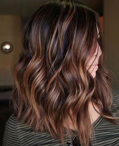 Root Beer Hair, Copper Hair With Highlights, Beer For Hair, Rambut Brunette, Copper Balayage, Haircuts For Medium Length Hair, Hair Color Caramel, Brunette Balayage, Caramel Hair