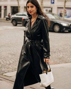 5 Dress Trends Fashion Girls Won't Quit This Spring | Who What Wear Spring Dress Trends, Trent Coat, Trenchcoat Style, Black Leather Coat, Long Leather Coat, Leather Trench, Leather Trench Coat, Trend Fashion, 가을 패션