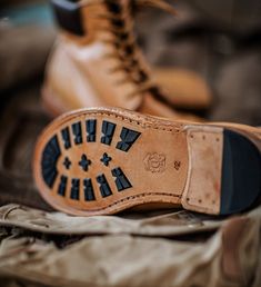 These work boots were built to keep you going, even during long shifts.

Bring classic style to your work day with our Men's horsehide Work Boots.

Crafted with thick, supple horsehide,

they feature heavy water washing for an authentic worn vintage look.

The sole and midsole are made of cowhide, with a top-grade six-layer leather bottom and Blake stitching.

The TPU injected one-piece sole provides comfort and durability.

A cowhide and rubber footbed absorbs sweat and offers cushioning.