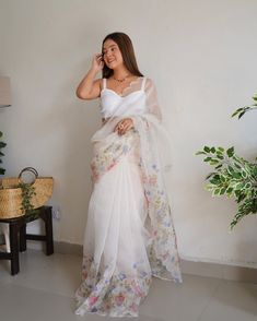 Organza Sarees White, White Organza Saree Looks, White Sleeveless Blouse Saree, Off White Saree Look, Floral Saree Look, White Saree Aesthetic, Plain White Saree, White Saree Look, White Floral Saree