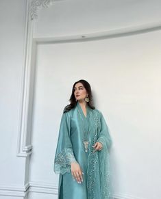 Elegant Shalwar Kameez, Eid Fits, Eid Outfits Ideas, Desi Fits, Eastern Dresses, Lifestyle Dresses, Stylish Kurtis Design, Velvet Dress Designs, Eid Outfit