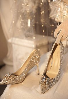 Champagne Heels With 4-inch Heel For Gala, Luxury Wedding Shoes With 4-inch Heel, Elegant Heels With Padded Heel And Round Toe, Elegant Pointed Toe Heels For Events, Elegant Evening Court Shoes With 4-inch Heel, Glamorous Pointed Toe Court Shoes For Formal Occasions, Glamorous Formal Pointed Toe Court Shoes, Luxury Gold Flat Heels, Gala Heels With Sculpted Heel And Round Toe