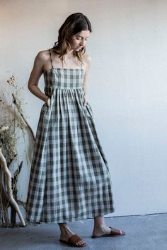 Mae Gingham Midi Dress Minimal Midi Dress, Gingham Check Dress, Gingham Babydoll Dress, Gingham Dress Pattern, Easy Dresses To Sew, Bump Style Summer, Long Summer Dress Outfits, Bump Friendly Outfits, Minimal Dresses