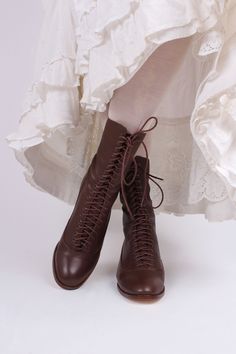 Charming Low-Heel Everyday Edwardian Style Boots These everyday lace-up boots are crafted from top-quality leather, evoking Edwardian-era style with a design inspired by models from 1915 to 1920. Featuring a medium-high shaft, secured by long cotton laces, and a slightly sturdy 1,2 inch heel, these boots offer both comfort and stability. The leather sole and cotton lining maintain a traditional aesthetic, while silicone inserts provide modern comfort and a snug fit. The shoes are available in re Low Heel Leather Boots, 1930s Shoes, 1950s Shoes, 1920s Shoes, 1940s Shoes, Traditional Aesthetic, Winter Fashion Boots, Edwardian Style, Low Heel Shoes