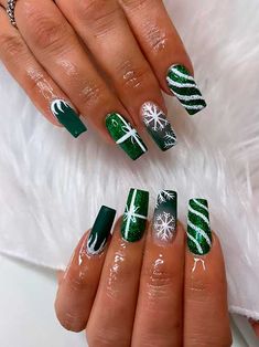 Dark Green with White Christmas Nails Winter Green Nail Ideas, Christmas Nails Gift Design, Green Christmas Nails With Snowflakes, Green Acrylic Christmas Nails, Christmas Nails Designs Green, Short Xmas Nails Green, Green White Christmas Nails, Dark Green Christmas Nails Acrylic, Dark Green Xmas Nails