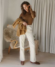 Pocket Loose Flare Pant Vintage Ivory Re/Done began in 2014 as a luxury jeans collection, altering heritage Levi's into new pairs. Since then, the label has expanded to create its own cult denim line based on favorite shapes from its collections. 100% cotton. Classic 70s-inspired, cropped high-rise trouser with a flared leg, zip fly, and 5-pocket detailing. Please note that this item is not eligible for promotions. Luxury Jeans, White Pants Outfit, Fall White, Jeans Collection, Flare Pant, Jenni Kayne, 70s Inspired, White Pants, Pants Outfit