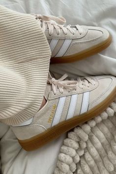 adidas sambas, samba adidas, adidas shoes samba, adidas sambas women, womens sneakers adidas samba, womens fall sneakers, fall sneakers aesthetic, fall shoe inspo, fall shoe aesthetic, sambas adidas Looks Adidas, Adidas Samba Outfit, Samba Shoes, Samba Outfit, Trendy Shoes Sneakers, Pretty Shoes Sneakers, Shoe Inspo, Girly Shoes, Aesthetic Shoes