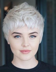 Textured Blonde Pixie for Diamond Face Shape Haircuts Trending, Platinum Pixie, Short White Hair, Square Face Hairstyles, Choppy Layers, Bob Hairstyles For Thick, Medium Layered Hair, Diamond Face