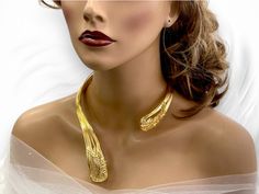 Indulge in the allure of modern elegance with our Handmade Gold Plated Choker Collar Necklace and bracelet. Crafted with meticulous attention to detail, this stunning piece exudes sophistication and style. The open design of the collar necklace adds a touch of contemporary flair, making it the perfect accessory for any occasion. Each necklace is expertly plated in luxurious gold, adding a radiant glow to your neckline. Its versatile design allows for effortless pairing with both casual and forma Party Jewelry With Unique Metal Variations, Luxury Jewelry With Unique Design For Wedding, Unique Party Choker Jewelry, Elegant Formal Jewelry With Unique Design, Elegant Bracelet With Unique Design, Unique Design Bracelet Jewelry Gift, Unique Design Bracelet Jewelry For Gifts, Unique Design Bracelet Jewelry As A Gift, Elegant Gold Choker For Gift