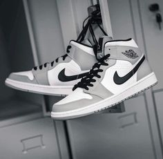 Ein richtiger Klassiker. Der Air Jordan 1 Mid "Light Smoke Grey" ist heute bei Nike wieder gedroppt. Das letzte Mal 2022 erschienen und sofort ausverkauft gewesen. Jordan 1 Grey, Air Jordan 1 Mid Grey, Jordan 1 Mid Grey, Baskets Jordans, Jordans Sneakers Outfit, Jordan Mid, Jordan Sneaker, Nike Shoes Girls, Nike Fashion Shoes