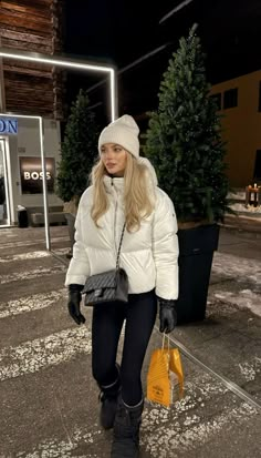 Snow Outfit Ideas, Snow Outfits For Women, Flare Leggings Outfit, Snow Outfits, Leggings Outfit Ideas, Nyc Outfits