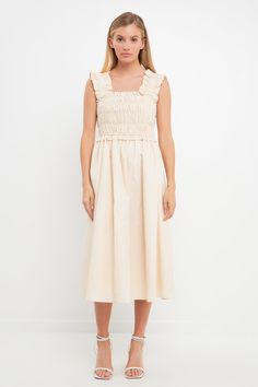 ¡Sé la reina del baile con el vestido midi con tirantes y volantes! Este encantador vestido de verano presenta tirantes con volantes y un corpiño fruncido para una silueta femenina y favorecedora. La falda de largo midi está forrada, lo que añade elegancia y comodidad adicionales. Muestra tu figura mientras te mantienes fresco: perfecto para los divertidos días de verano. Se recomienda lavar cuidadosamente a mano con agua fría para este artículo. ¡Salga con estilo con nuestro clásico y único vestido midi con tirantes con volantes en los hombros!



 Tirantes con volantes

 Forrado

 Corpiño fruncido

 Lavado de manos en frio

 No usa blanqueador

 No secar en secadora

 Plancha baja

 Exterior: 100% algodón

 Forro: 80% Poliéster 20% Algodón

 Exclusivo de elástico









 JJ878D Feminine Ruched Midi Dress With Ruffled Straps, Beige Smocked Sundress With Smocked Bodice, Sleeveless Beige Smocked Dress, Summer Ruffle Sleeve Dress With Ruched Details, Summer Smocked Midi Dress With Ruffles, Summer Ruched Ruffle Sleeve Dress, Chic Midi Dress With Smocked Bodice And Ruffled Straps, Summer Ruffle Dress With Ruched Sleeves, Beige Ruched Smocked Dress For Daywear