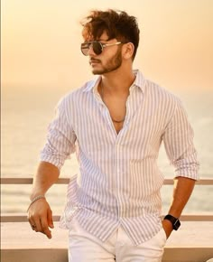 Hipster Outfits Men, Abhishek Nigam, Girl With Glasses, Men Fashion Photoshoot, Mens Photoshoot Poses, Girl Crush Fashion, Cool Hairstyles For Men, Hipster Outfits, Photo Pose Style