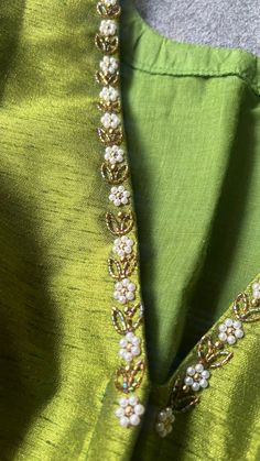 Saree Maggam Border, V Neck Hand Work Design, Pearl Handwork Embroidery, Organza Sarees Blouses Design, Flower Aari Work Designs, Hand Embroidery Designs Blouse, Heavy Aari Work Blouse Designs, Simple Hand Work On Kurti, Aari Work Sleeve Design