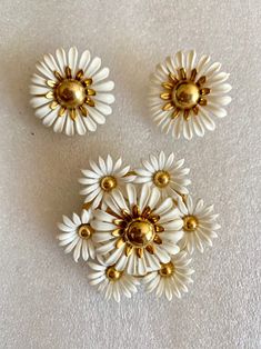 It's never to early to think about spring, for those of us in the frigid north. This charming daisy set will definitely get you in the mood. Soft plastics form perfect daisies earrings and brooch. The brooch is a cluster of 6 smaller flowers surrounding a larger centerpiece. The centers are all gold tone to add a special glam to the set.  Thank you for looking. I am most grateful. Please check in often for new and interesting items.  I'm going through 60 years worth of memories from 2 households so you never know what might turn up.  Free shipping via 1st class in continental US on purchases over $35.  Express shipping is available. Please contact me prior to making payment. Small flat rate is $10 within the US. I recommend insurance on all packages over $100. Convo me to find insurance co Large Centerpiece, Green With Blue, Costume Jewelry Sets, Cz Rings Engagement, White Daisies, Vintage Sterling Silver Rings, Enamel Necklaces, Daisy Earrings, Plastic Jewelry