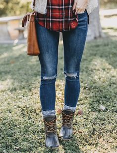 Sperry Boots With Jeans, Styling Sperry Duck Boots, How To Style Duck Boots With Jeans, Bogs Boots Outfit, Outfits With Sperry Duck Boots, Sperry Boots Outfits For Women, Cute Duck Boot Outfits, Duck Boot Outfit Ideas, Duck Boots Outfit Fall