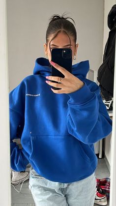 Hairstyles With Hoodies Casual, Aesthetic Winter Outfits For School, Hair Styles With Hoodies, Aesthetic Hoodie Outfit, Hair Styles For Hoodies, Hoodie Photo Ideas, Winter Outfits Hoodie, Fall Hoodie Outfit, Blue Hoodie Outfit