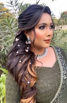 Indian Wedding Hairstyles Side Part, Reception Hairstyles Front View, Side Partition Hairstyles, Hairstyles For Engagement Indian, International Hairstyles, Reception Hairstyles Indian