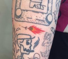 a man with tattoos on his arm has a red arrow in front of the radio