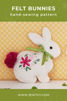 An example of small felt bunny one can make with this free bunny sewing tutorial. It is hand-sewn, has a lovely flower spring embroudery, and a green ribbon arround the neck. Cute and easy to sew. Peter Rabbit Felt Pattern, Bunny Fabric Pattern, Easy Bunny Sewing Pattern, Felt Chicks Easter Crafts, Diy Easter Felt Crafts, Stuffed Bunny Pattern Free, Felt Rabbit Pattern Free, Printable Easter Bunny Template, Easter Fabric Projects