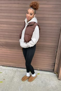 Brown Leggings Outfit Black Women, Tan Essentials Hoodie Outfit, Light Brown Vest Outfit, Puffer Vest With Hoodie Outfit, Hoodie And Vest Outfit, Flight Fits, Brown Puffer Jacket Outfit, Blonde Natural, Mode Zara