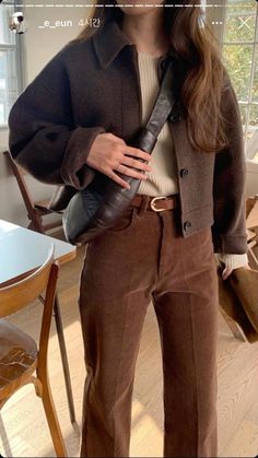 Fall Outfits Tan Pants, Feminine Fall Outfits Chic, Active Work Outfit, Sezane Winter 2022, Classy Cozy Winter Outfits, Library Outfits Winter, Capsule Wardrobe Fall Outfits, Classic Overalls Outfit, Classic Style Petite Women