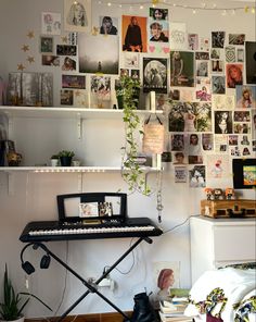 taylor swift room room decor Music Aesthetic Dorm Room, Room Wall Decor Taylor Swift, Room Decor Simple Aesthetic, Aesthetic Bedroom Ideas Taylor Swift, Bedroom Aesthetic Taylor Swift, Bedroom Inspo Taylor Swift, Aesthetic Taylor Swift Room Decor, Taylor Swift Inspired Dorm Room, Taylor Swift Interior Design