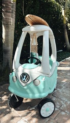 Surfer baby 🏄🏽‍♂️ Surf Cozy Coupe, Surf Baby Shower Theme, Baby On Board, Baby On Board Baby Shower Ideas, Surfer Baby Shower, Cozy Coupe Makeover, Surfer Baby, Surf Birthday Party, Surf Birthday