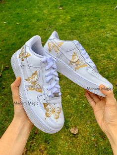 * Hand painted custom Air Force 1 07 Low * Not vinyl, stickers or patches * No returns, refunds or exchanges * Processing time is 2-3 weeks * I cannot expedite orders or make for a specific date * Delivery time depends on country * Cancellations up to 24 hours after purchase * Please try on shoes in a store to make sure you order the correct size * Please order correct size - if you order incorrect size this is your own responsibility * If you order a women's size it is possible you receive the men's option of the same size -the shoes will be the same only the number on the box will differ * Wipe clean only, no washing or picking * Shoes are 100% genuine and can be proven so * Shoes are bought from a genuine retailer, copy of original receipt of purchase can be provided upon request * If y Zapatillas Nike Air Force, Nike Shoes Women Fashion, Pretty Sneakers, Butterfly Shoes, Nike Fashion Shoes, Preppy Shoes, Pretty Shoes Sneakers, All Nike Shoes, Custom Air Force 1