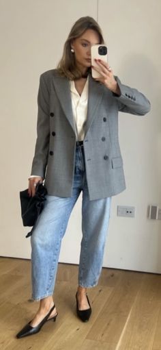 Grey Blazer Women, Networking Event Outfit, Grey Blazer Outfit, Event Outfit Ideas, Corporate Attire Women, Classy Business Outfits, Business Professional Outfits, Chic Business Casual