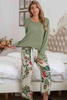 Long sleeve loungewear two pieces set. Soft knitted fabric shapes these two pieces set with a round neckline long sleeve top and a floral printing drawstring waist pant. Green Pjs, Aesthetic Loungewear, Floral Lounge, Slouchy Top, Cotton Pajama Set, Drawstring Waist Pants, Lounge Pants Womens, Green Tunic, Cotton Pajama Sets